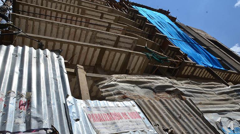 Un edificio fuera de norma con orden de paralización. | Hernán Andia