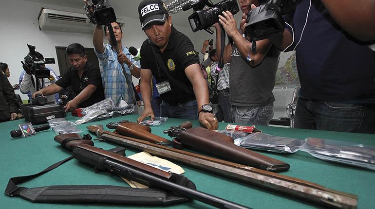 La Policía expone las armas y municiones secuestradas en la casa del exmilitar José Alfredo Pinto, ayer en Santa Cruz. | APG