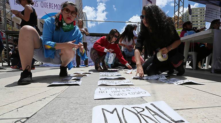 Varias mujeres hicieron una vigilia en puertas de la Asamblea Legislativa mientras diputados trataban el artículo del aborto, el jueves por la noche. | EFE