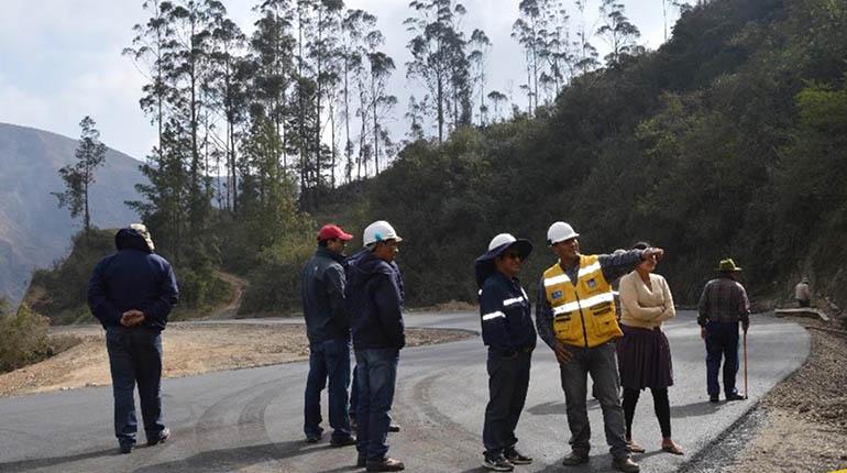 Obreros inspeccionan los trabajos realizados en la carretera Epizana-Comarapa. | ABC
