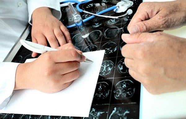 El Dr. Dean Sherzai y la Dra. Ayesha Sherzai concibieron un plan contra el Alzheimer que incorpora 15 años de investigación