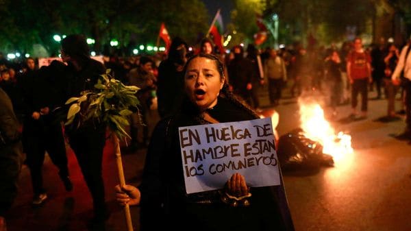 Protestas contra el el gobierno chileno, a favor de los mapuches en huelga de hambre el jueves pasado (Reuters)