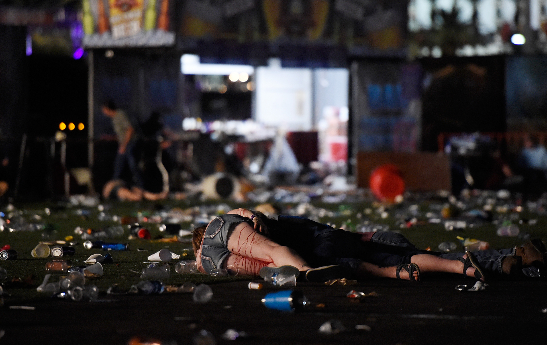 Los cuerpos de muertos y heridos quedaron entre latas, botellas y vasos de bebidas abandonados en medio del pánico general (David Becker/Getty Images/AFP)