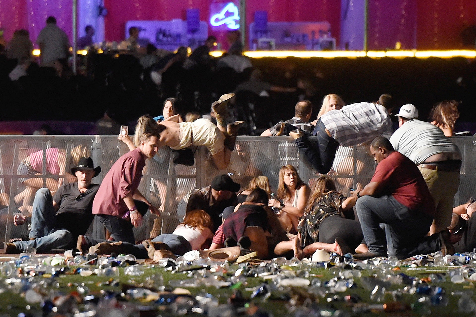 Los asistentes al festival de música country buscan refugio después de que se comenzaron a oir los disparos.