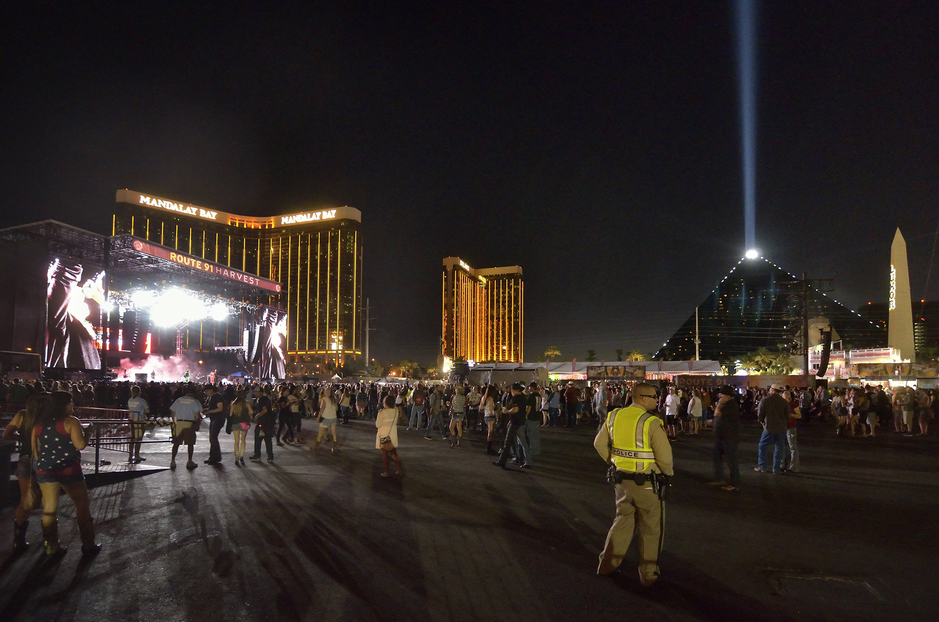 MCX02 LAS VEGAS (ESTADOS UNIDOS), 02/10/2017.- Vista general de uno de los escenarios del festival de música “Route 91. Harvest”, en las Vegas, Estados Unidos, el 30 de septiembre de 2017.