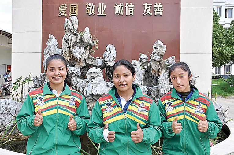 KAREN PÉREZ (PRIMERA DE IZQUIERDA A DERECHA), JUNTO A ANETTE AGUILAR Y JOSELÍN ÁLVAREZ, EN LAS CALLES DE CHINA. GENTILEZA RENÉ MARTÍNEZ-CHINA