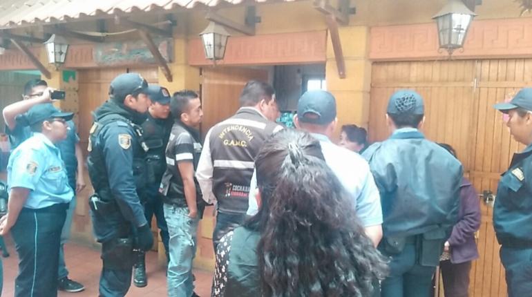 Personal de la Intendencia Municipal durante el operativo. | Los Tiempos Digital