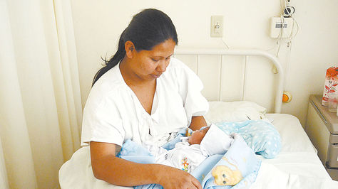 Mariela Ruiz y su bebé en el hospital Édgar Montaño.