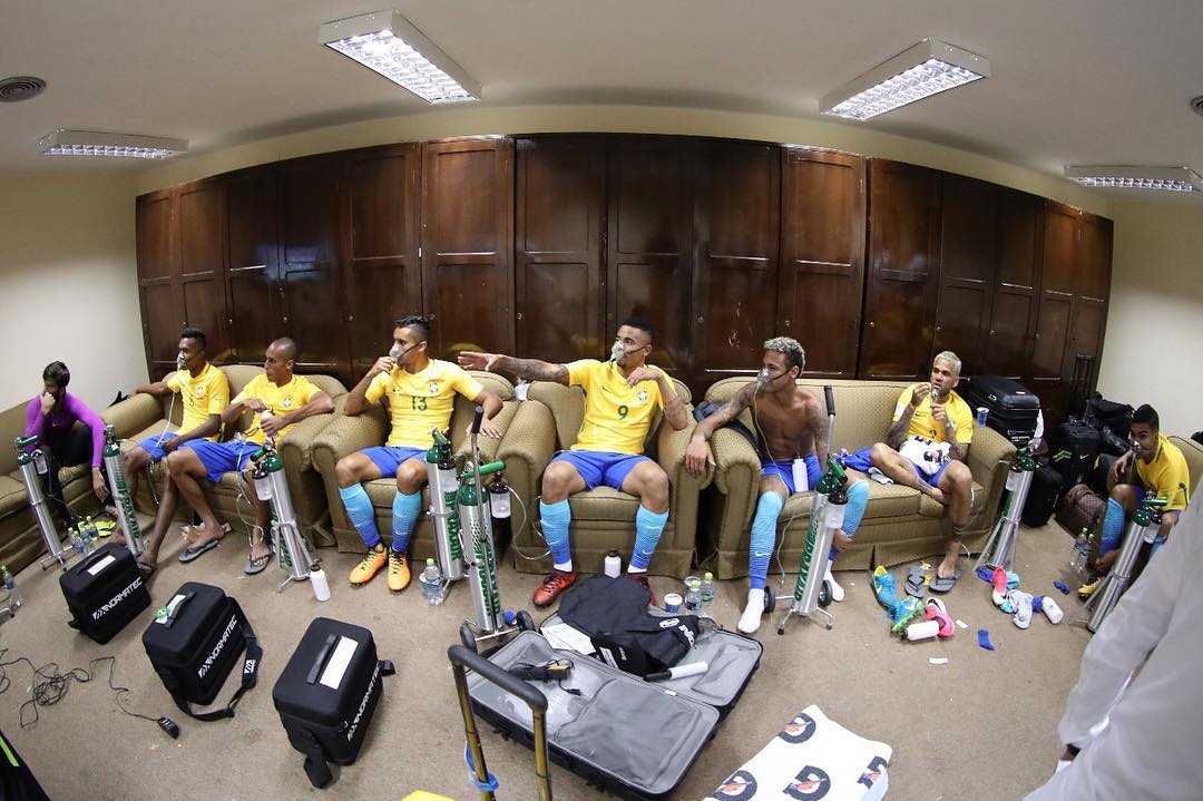 Desumano jogar nessas condições, campo, altitude, bola .. tudo ruim ???? Mas saímos felizes pelo desempenho da equipe mesmo com essas condições!