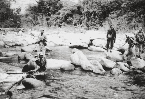 Armas dañadas en el agua. Los soldados del Ejército boliviano caminaban horas por las quebradas y por los ríos de Ñancahuazú. Cargaban armamento que pesaba hasta 20 kilos, en especial morteros. La fuente que proporcionó el material fotográfico asegura que las armas se estropeaban cuando eran sumergidas en el agua.