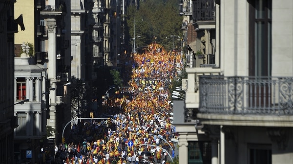 Las calles se llenaron de manifestantes contra la independencia catalana (AFP).