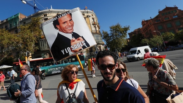 Un asistente a la marcha porta un meme como afiche (Reuters)