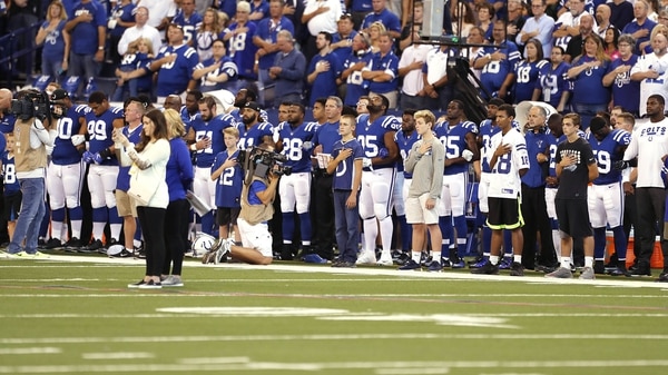 Algunos jugadores de los 49ers y los Colts se arrodillaron durante el himno nacional (AP)