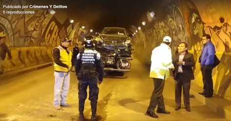 Uno de los vehículos accidentados a punto de ser trasladado en una grúa.