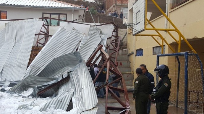Tinglados de cuatro unidades educativas colapsaron a consecuencia de la granizada. Foto: CORREO DEL SUR