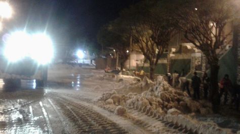 Personal del Retén de Emergias de Sucre realizan el levantamiento de la granizada de la ciudad. Foto: Retén de Emergencias 