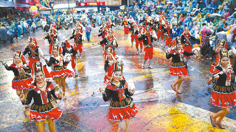 Festividad. Bailarines de los Llameros del Socavón, en la avenida Cívica, en el Carnaval de Oruro 2017. 