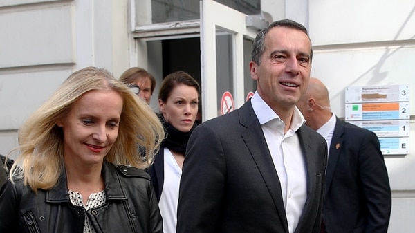 El socialdemócrata Christian Kern votó acompañado de su esposa (Reuters)