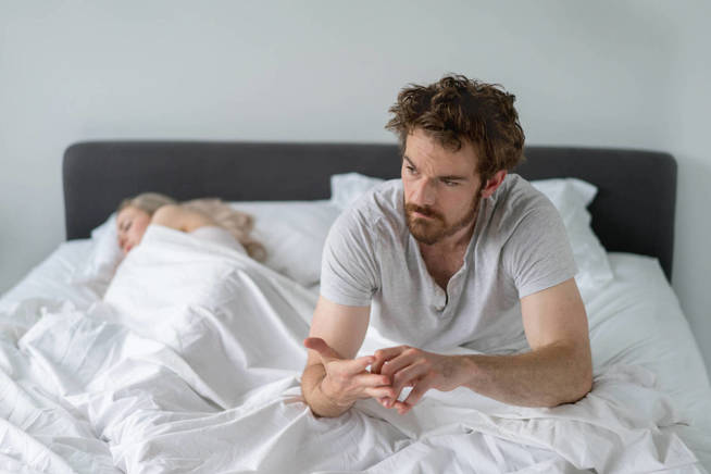 Ha pasado mala noche. Su mujer no callaba. (iStock)
