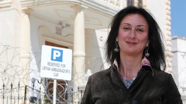 La periodista maltesa Daphne Caruanza Galizia perdió la vida luego de que un coche bomba destruyera su auto mientras conducía
