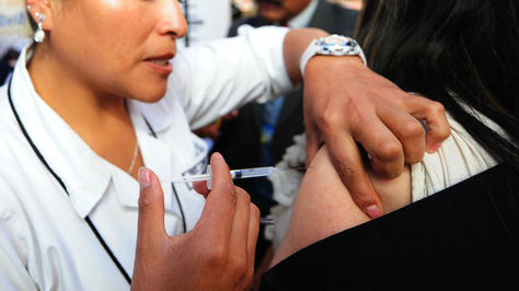 Una niña recibe una vacuna. Foto: archivo La Razón 