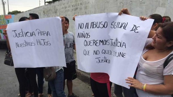 Protesta de los padres para exigir justicia (foto: gentileza El Comercio)