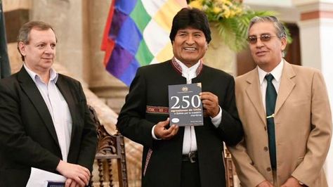 Presidente del Senado, Alberto Gonzales; el presidente Evo Morales, y Luis Alcázar, autor del libro “250 Agresiones de Chile a Bolivia por la cuestión marítima”. Foto:Senado 