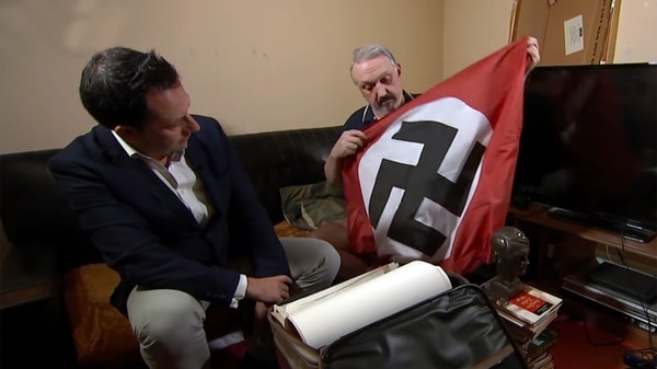 Kevin Wilshaw muestra parte de su colección de objetos nazi, entrevistado para Channel 4