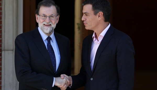 Mariano Rajoy junto a Pedro Sánchez, del PSOE (Reuters)