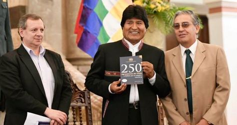 Presidente del Senado, Alberto Gonzales; el presidente Evo Morales, y Luis Alcázar, autor del libro “250 Agresiones de Chile a Bolivia por la cuestión marítima”. Foto:Senado 