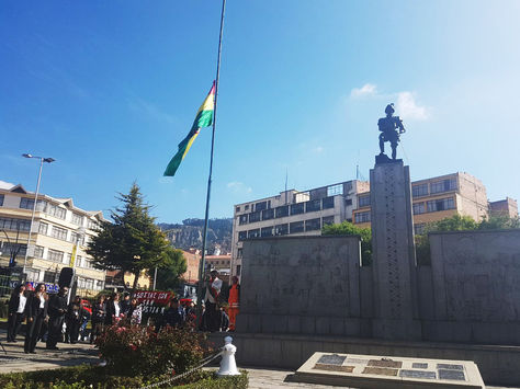 El acto en conmemoración a los 469 años de la fundación de La Paz en la plaza Alonso de Mendoza.