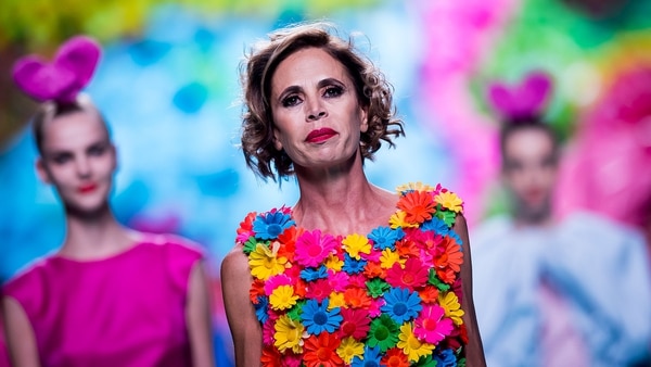 En los últimos años Ágatha Ruiz de la Prada llena de prendas multicolor los armarios a lo largo de todo el mundo, declarando una guerra real contra el color negro (Getty Images)