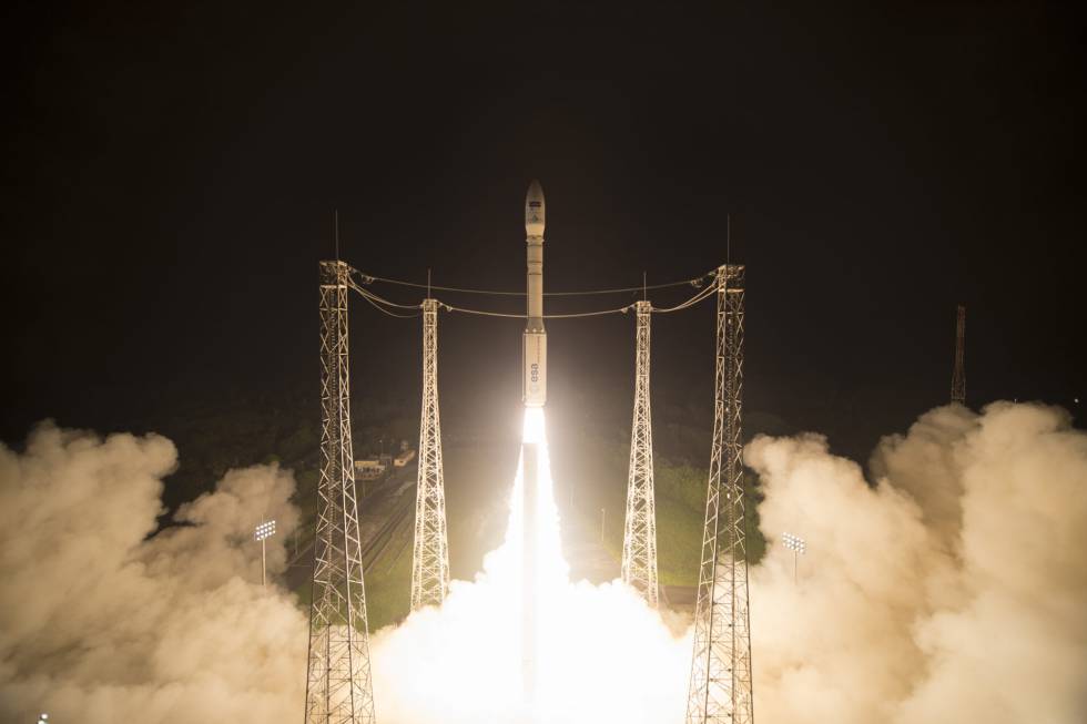 Lanzamiento de un satélite en un cohete Vega de Arianespace desde Kourou (Guayana francesa).