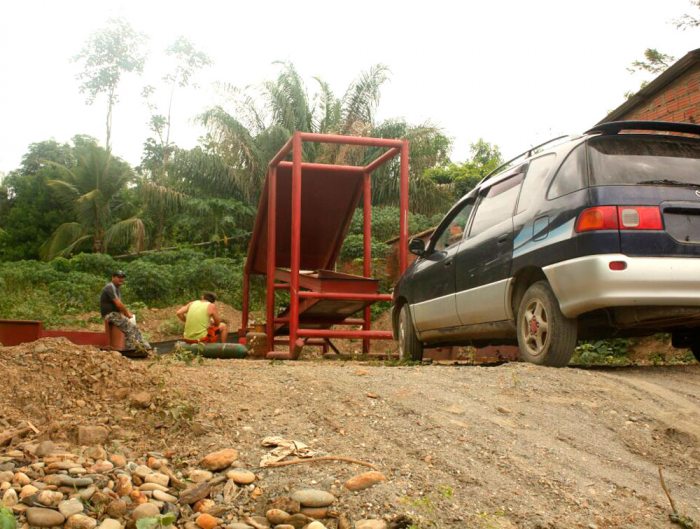 Ciudadanos colombianos en la región de Mayaya utilizan vehículos indocumentados y adquieren gran cantidad de combustible para el funcionamiento de sus gradas.