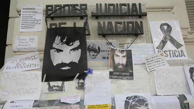 La morgue en su entrada por la calle Junin se llenó de flores y velas y está empapelada con carteles para recordar a Santiago. Foto: LA NACION / Soledad Aznarez