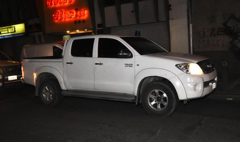 La camioneta en la que los dos funcionarios del Banco Unión fueron trasladados desde el aeropuerto hasta el Ministerio Público en La Paz