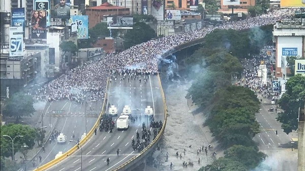 El chavismo reprimió con gases lacrimógenos todas la marchas de la oposición