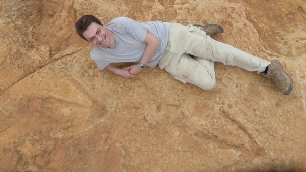 El paleonteológo Fabien Knoll junto a la huella del dinosaurio. (Foto gentileza El Mundo)