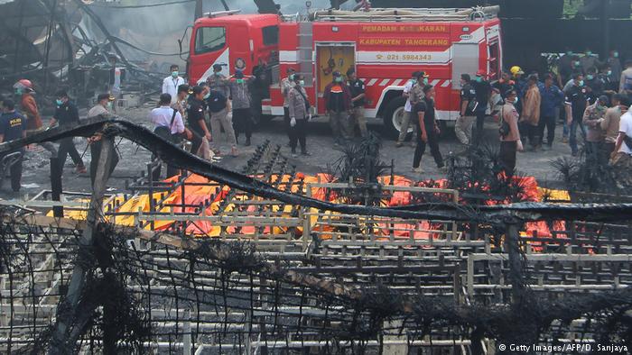 Indonesien Feuer in Feuerwerkfabrik in Tangerang (Getty Images/AFP/D. Sanjaya)
