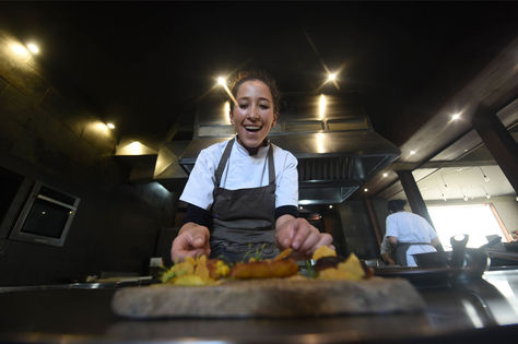 Una chef del restaurante Gustu. Foto: La Razón