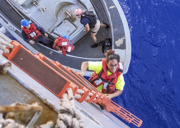 Tasha Fuiaba mientras es rescatada por la USS Ashland de la Marina estadounidense (Mass Communication Specialist 3rd Class Jonathan Clay/U.S. Navy via AP)