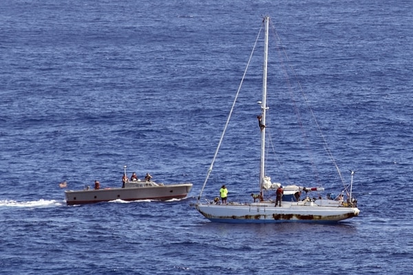 El momento del rescate de las dos mujeres (Mass Communication Specialist 3rd Class Jonathan Clay/U.S. Navy via AP)