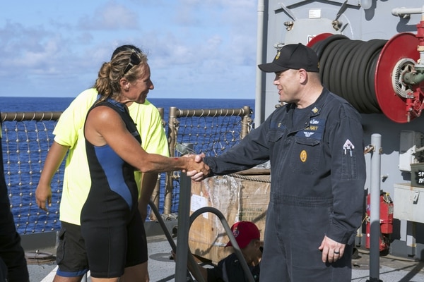 Jennifer Appel recibida a bordo del buque de la Marina estadounidense (Mass Communication Specialist 3rd Class Jonathan Clay/U.S. Navy via AP)