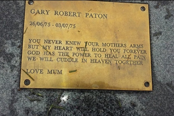 La placa del ataúd con el nombre de Gary Paton (Cortesía de Lydia Reid)