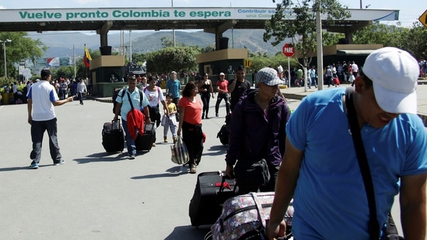 Todos los días cientos de venezolanos cruzan la frontera a Colombia. (Reuters)