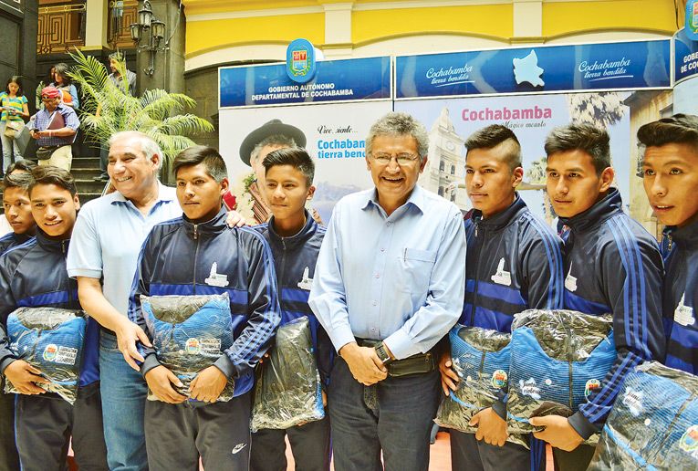 EL GOBERNADOR IVÁN CANELAS DURANTE LA ENTREGA DE UNIFORMES A LOS ATLETAS DE SECUNDARIA, EL MARTES. FABIO LOAYZA