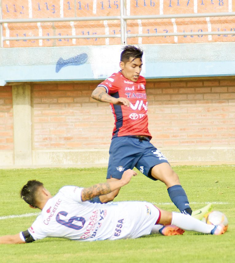 EL VOLANTE RUDY CARDOZO DE WILSTER SUPERA A SU RIVAL. OSVALDO CHACÓN
