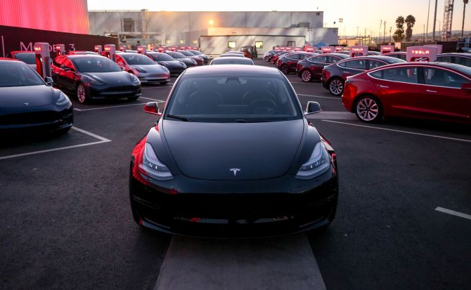 El Model 3 vuelve a poner a Tesla en la encrucijada