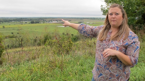 Shannon Reischman señala el lugar donde planeaban instalar la fábrica (AP)