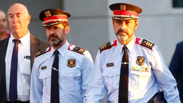 El jefe de la policía catalana, Ferrán López, junto a su antecesor,  Josep Lluís Trapero, que fue destituido por el gobierno español